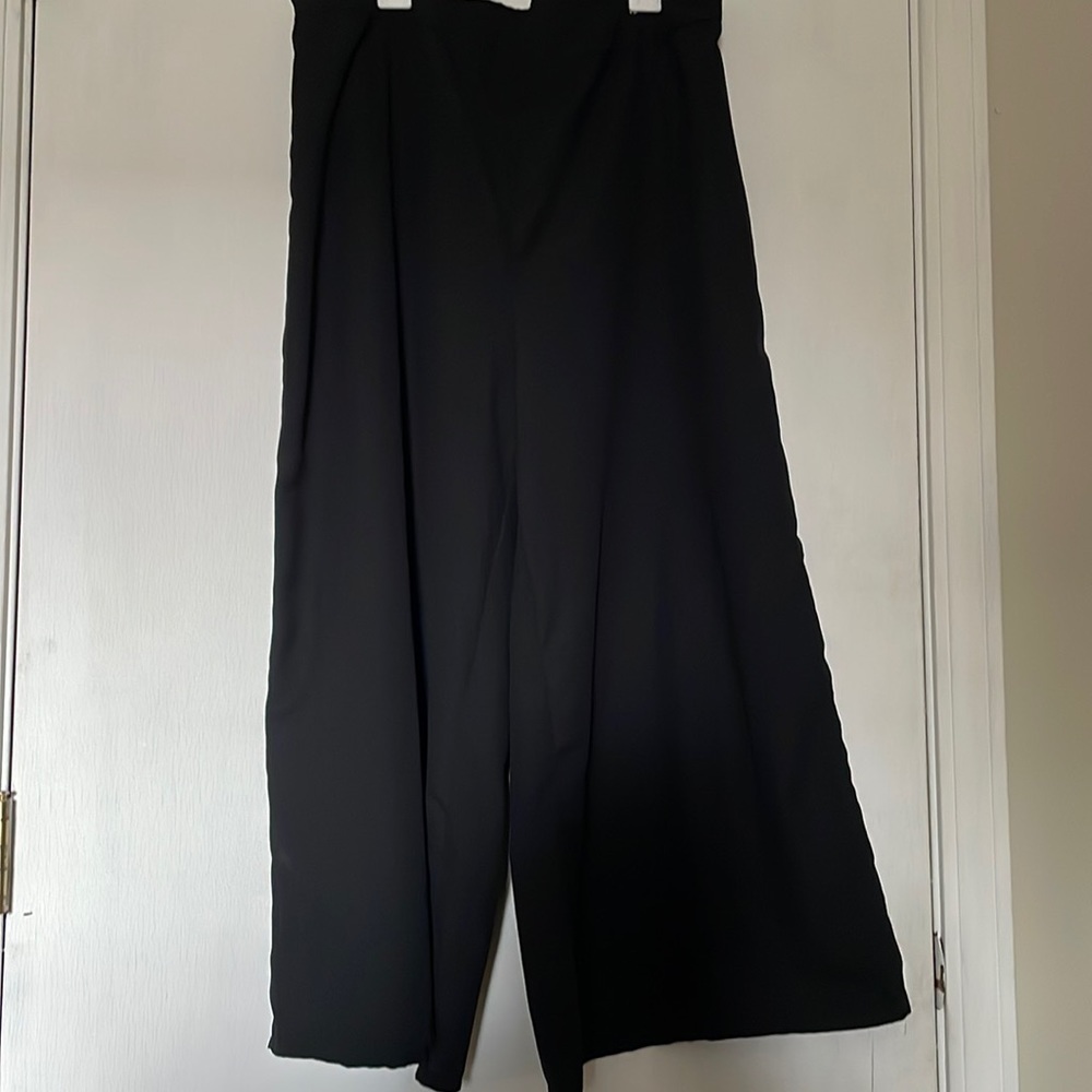 Size 1xl black dress pants 3/4 length. These pants do zip on the side.